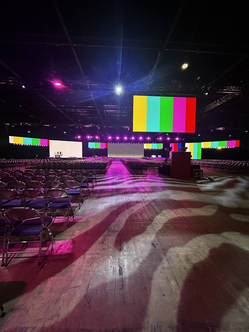 LED wall color test, large venue