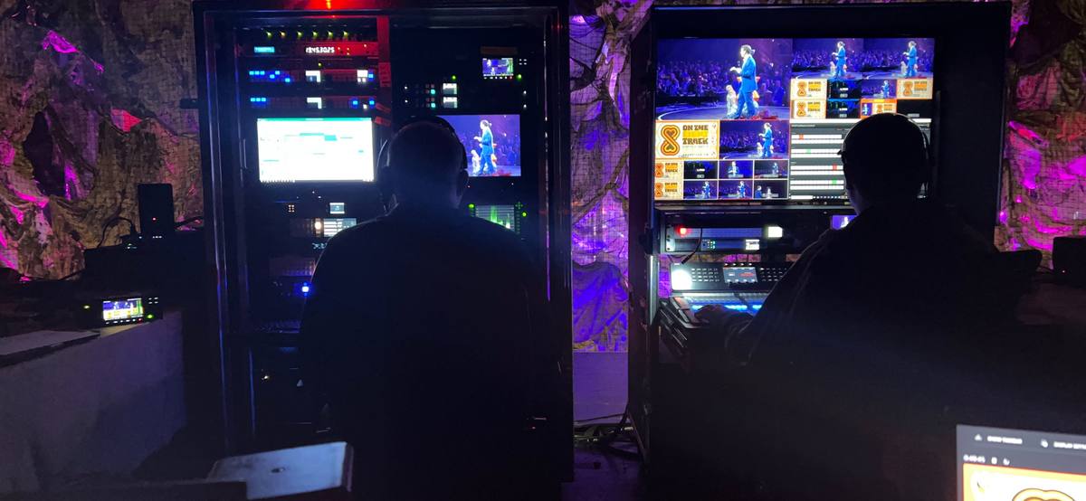 Show operators live on comms